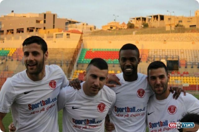 שחקני חדרה חוגגים בסיום.(צילום:טולי רובינסקי)