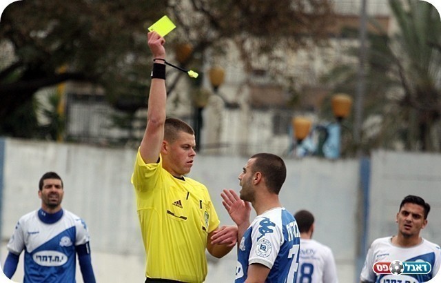 שלושה צהובים ואדום תוך דקה. פריד (צילום: לירן דורף)