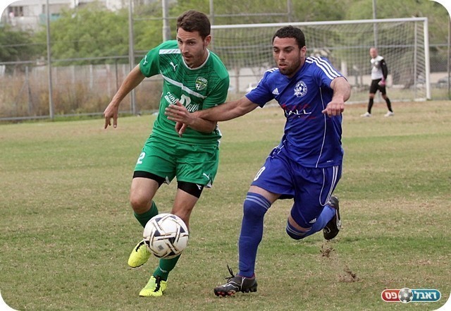 חילוף שהחליש את מרכז השדה. פוזיס עם נדים עודה (צילום: לירן דורף)