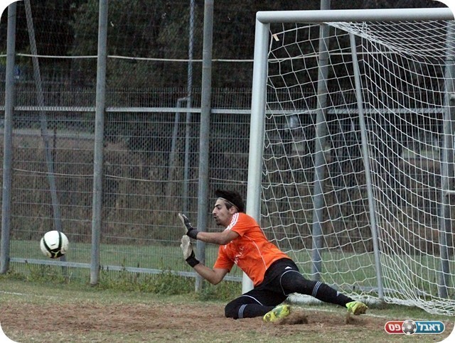 איש המשחק של ג'לג'וליה. גולרשן הודף את השני (צילום: לירן דורף)
