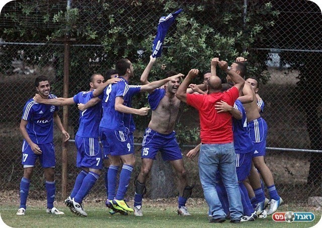 עשוי להספיק לעונה נוספת. שחקני ג'לג'וליה חוגגים הישרדות (צילום: לירן דורף)