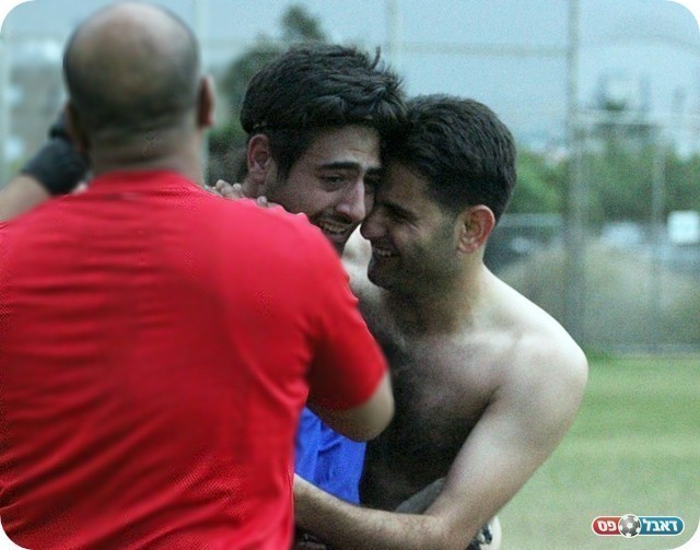 חוגגים הישארות. שחקני ג'לג'וליה וגולרשן הדומע (צילום: לירן דורף)