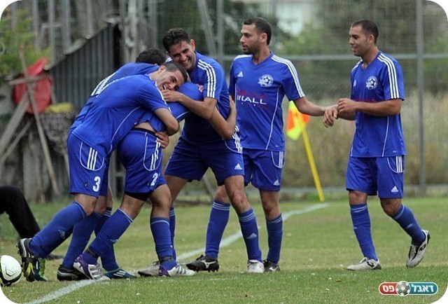 וחוגג עם החברים (צילום: לירן דורף)