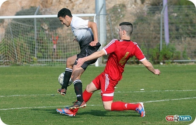 פנדל ברור, אלמוג מכשיל את עיסווי (לירן דורף)