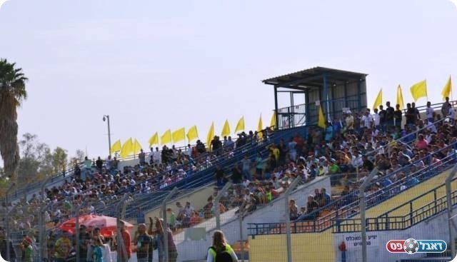 הרבה צבע ביציעים. אוהדי קריית גת (צילום: ולדי מויסייב)