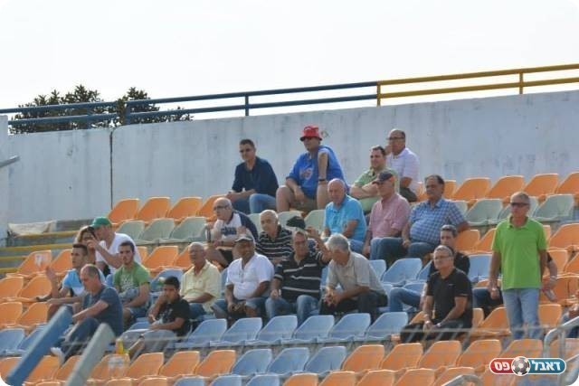 ניתן היה לסופרם על כף יד אחת. אוהדי אזור (צילום: ולדי מויסייב)