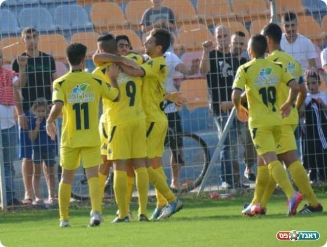 וחוגג עם החברים (צילום: ולדי מויסייב)