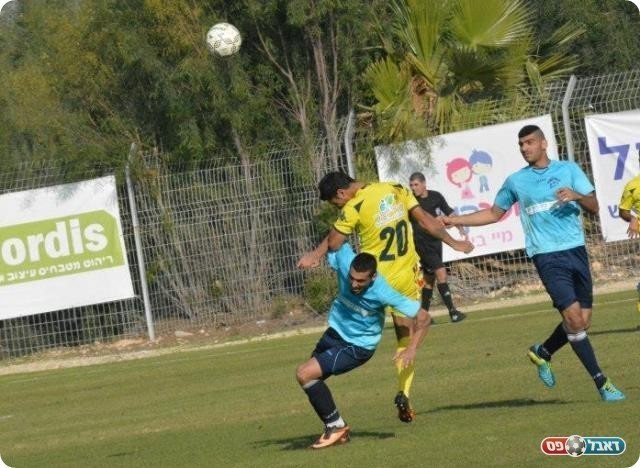 שיחקו על כדורי גובה. פרץ עוצר את נחמיאס (צילום: ולדי מויסייב)