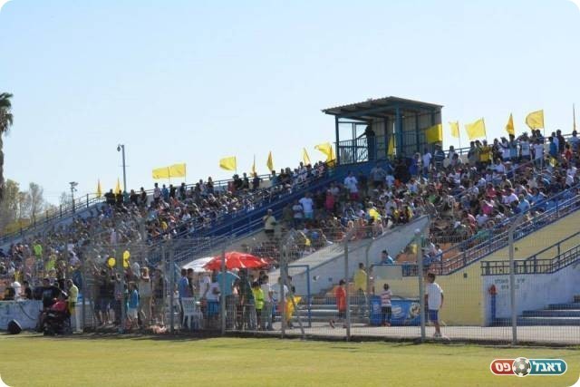 גדשו את האצטדיון. אוהדי קריית גת (צילום: ולדי מויסייב)