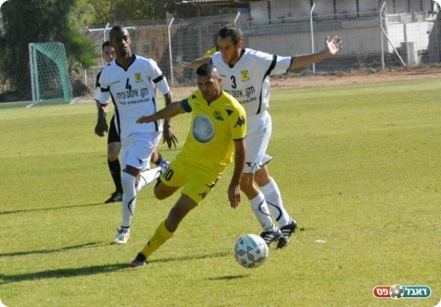 המשחק נרגע במחצית השנייה. משה עובר את שיק (צילום: ולדי מויסייב)