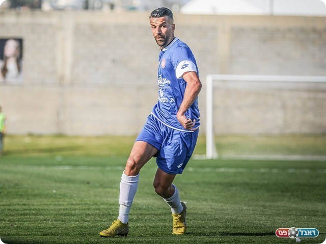 אבן נחתה לידו. עבאס (נזיה סולטאן)