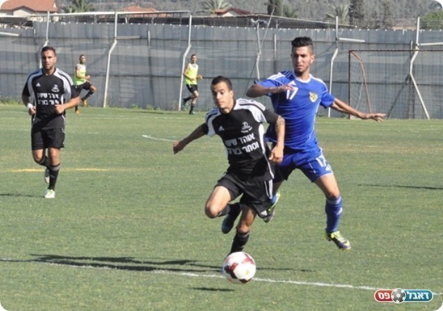 חילופים כדי לרענן את החוד. קימה (בשחור. חאדר אניס)