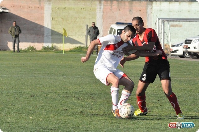 הדקות הטובות של המוליכה. ארחיל (בלבן) מול רחייל (צילום: מוחמד חאדר אניס)