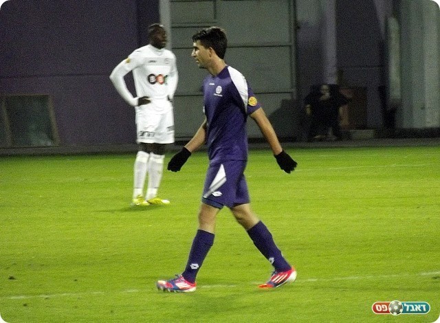 בניגוד גמור לנעשה במגרש. כובש השער, נאש (צילום: אייל אורן)