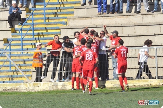 וחוגג עם האוהדים (צילום: חאדר אניס)