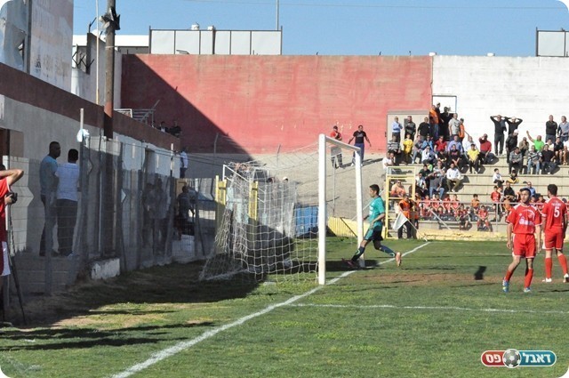 שוויון מוצדק. הכדור של אבוריא ברשת (צילום: חאדר אניס)