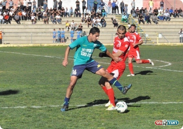 כפר כנא חיפשה ניצחון. עמר מול חסון (צילום: חאדר אניס)