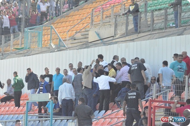 ידי האבטחה היו עסוקים. עימותים ביציע הכבוד (צילום: חאדר אניס)