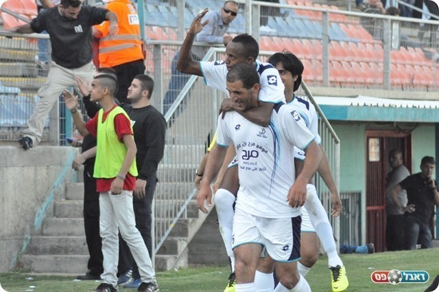 חוגגים על הכובש (צילום: חאדר אניס)