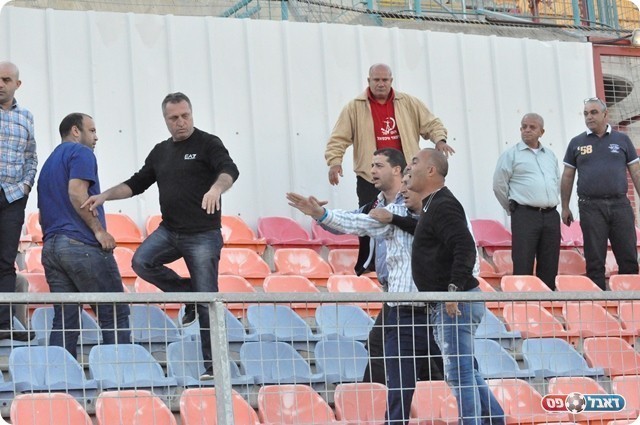 הבלגן התחיל. אנשי באקה מתגרים (צילום: חאדר אניס)