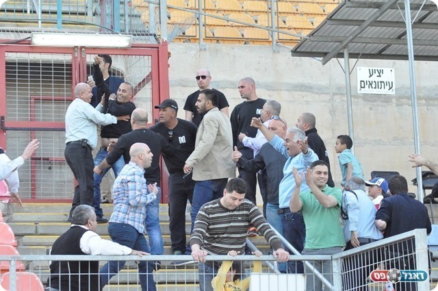 אנשי האבטחה מפרידים (צילום: חאדר אניס)