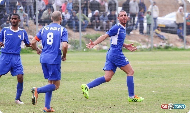 האורחים חזרו למשחק. ביטון חוגג את המצמק (צילום: אנס אבודעבס)