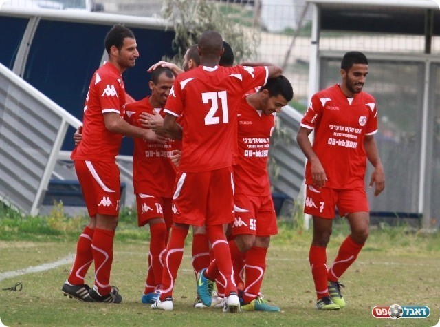 ומקבל ברכות מהחברים (צילום: אנס אבודעבס)