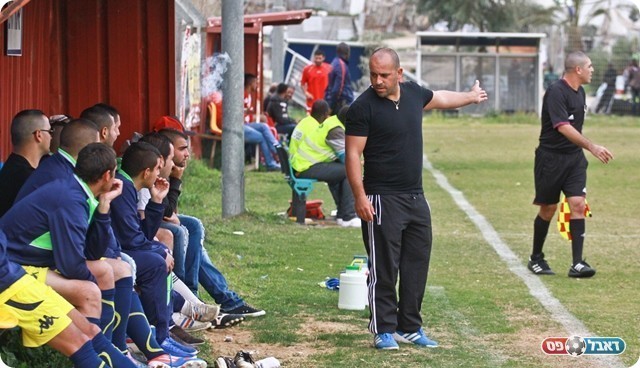 מחכה לו משחק תחתית. מאמן שדרות, פרץ (צילום: אנס אבודעבס)