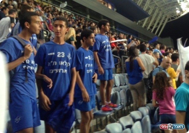 חוויה לכל המשפחה. דור העתיד של אוהדי פ,ת (צילום: אלי שמואלי)