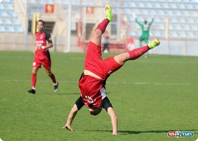 טוויל חוגג עם סלטה את השער השני 