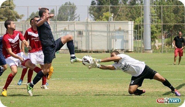 אזור החלה ללחוץ. שוער הרצליה עוצר את מסרי (צילום: לירן דורף)