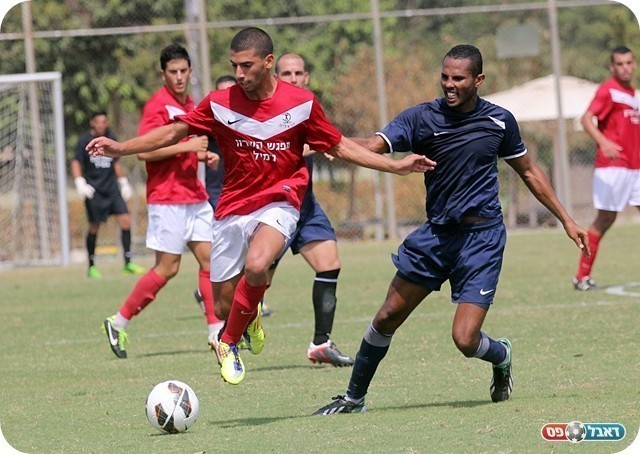 גניבת השנה בליגה א' צפון. כהן (באדום. צילום: לירן דורף)