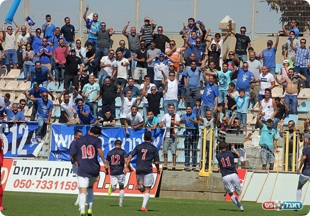 וחוגג בפיו פיו עם האוהדים 