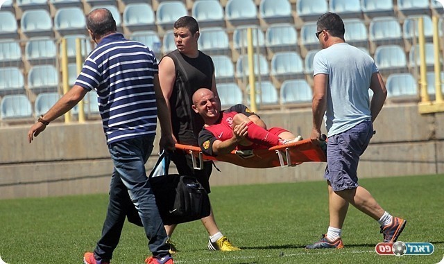 רגע משמעותי במשחק. קריספיס יורד על אלונקה (לירן דורף)