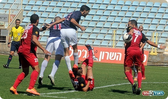 הגיע לה פנדל? הנגיחה של שיטרית פוגעת בידו של ראובן (לירן דורף)