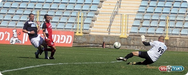 מלכה כובש את שער הנצחון