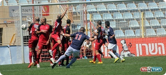 חצי מצב ראשון. מלכה מסובב את הכדור החופשי (לירן דורף)