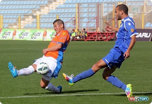 לוי מנסה לעצור את אקפי (לירן דורף)