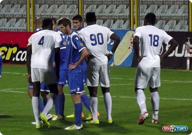 ר"ג שלטה ולא שלטה. החלוצים מתמקמים ברחבה (צילום: אייל אורן)