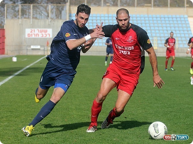 רגב וולק מהרצליה ודוד אמזלג מכרמיאל במאבק, הרצליה חזק בצמרת (לירן דורף)