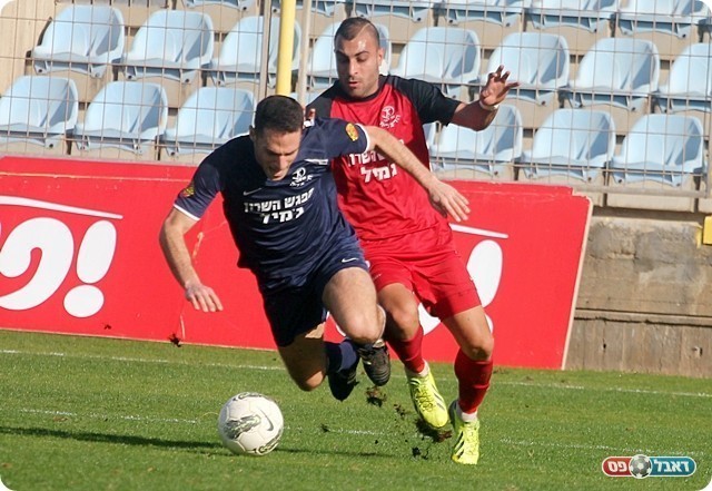 זיאדה מתקל את אידלמן (לירן דורף)