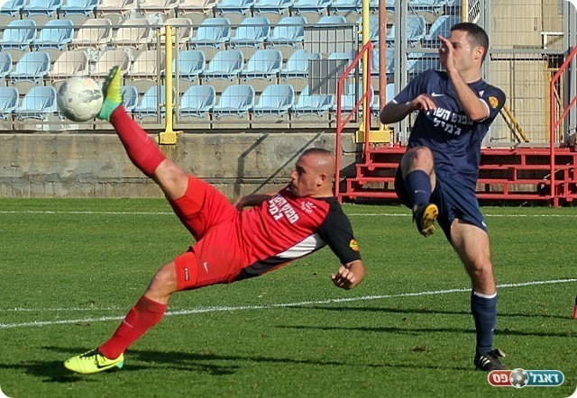 טוויל מנסה מספרת מול אידלמן (לירן דורף)