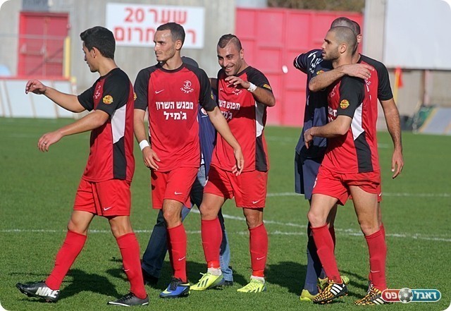 שחקני הרצליה מאושרים בסיום 