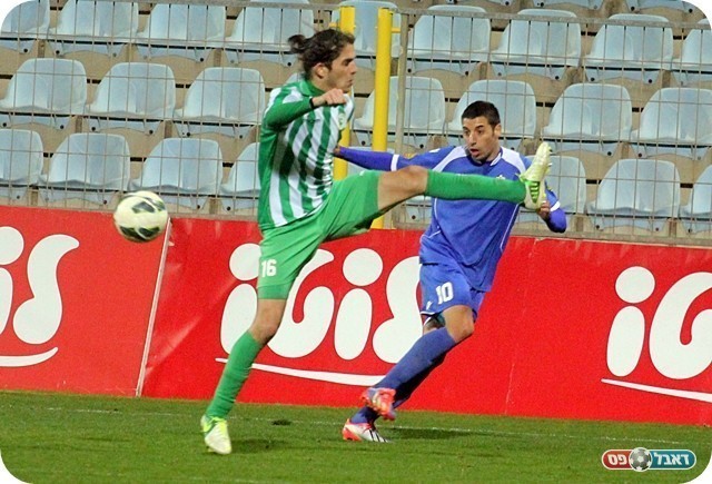 כדור חופשי מסוכן. עמוס ובנש (צילום: לירו דורף)