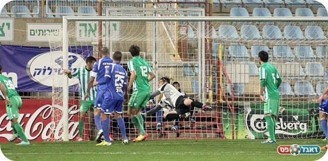 פתיחה הססנית. כהן הודף את הנגיחה של זריס (צילום: לירו דורף)