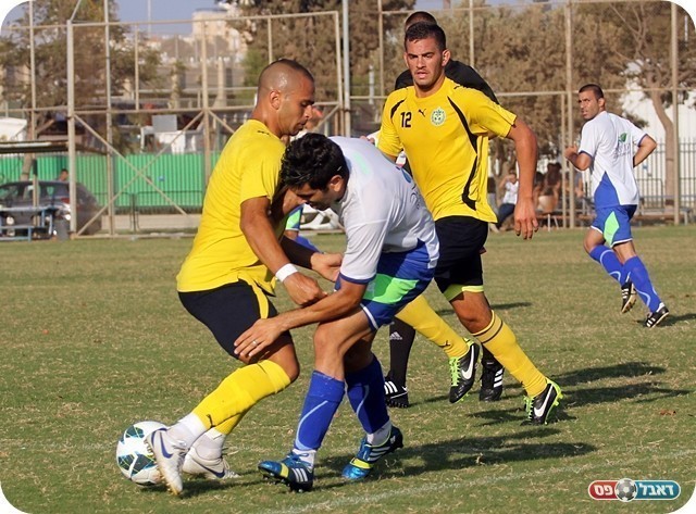 פאול ב-16. רגע העבירה של לביא על ברדה (צילום: לירן דורף)