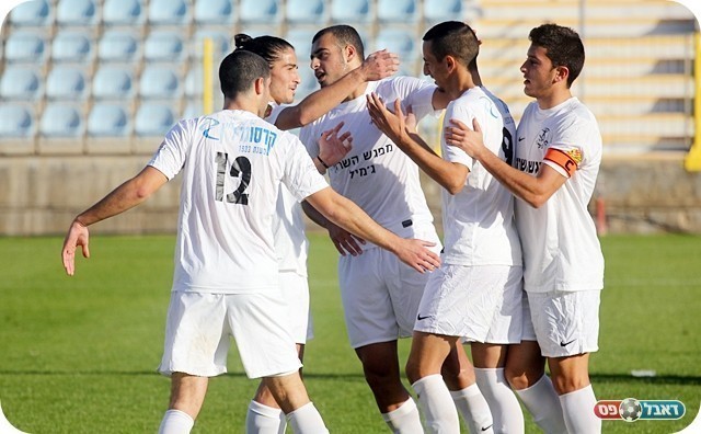 התאוששו בגדול. שחקני הפועל הרצליה (צילום: לירן דורף)