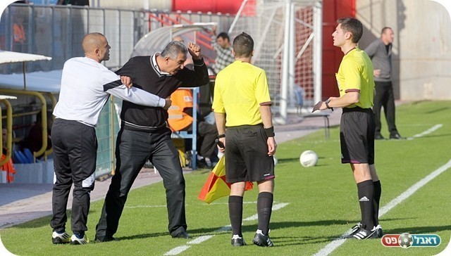 מאמן כפר קנא עבאס לא מבין את השריקה של השופט (צילום: לירן דורף)