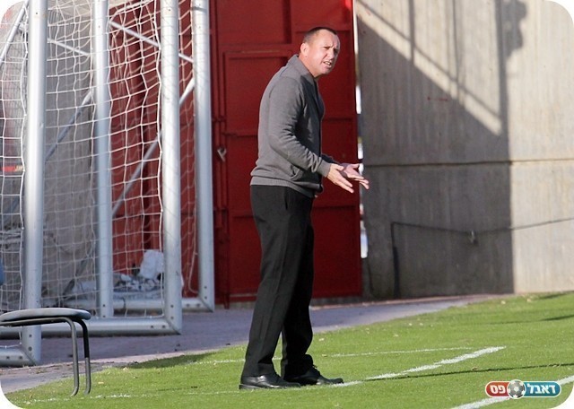 מאמן הפועל הרצליה, טל בנייה (צילום: לירן דורף)