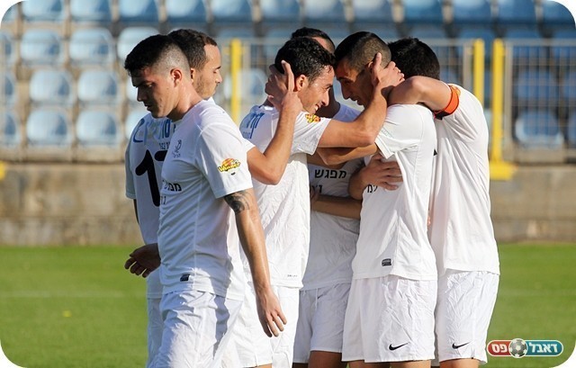 שחקני הרצליה חוגגים בסיום (צילום: לירן דורף)